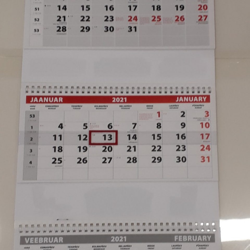 Trio kalender kolme kammtraatköitega ja päismikuga